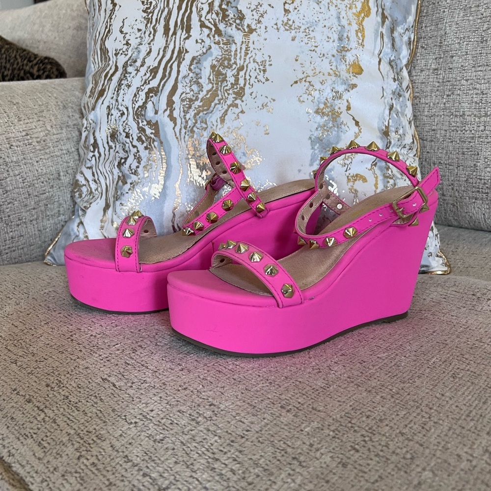 Glaze bright pink gold studded buckle platform shoes size 6